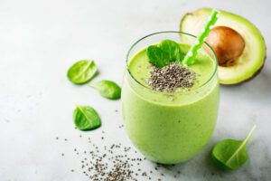 Grüner Smoothie mit Avocado und Chia-Samen