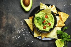 Guacamole in Schüssel mit Nachos. 