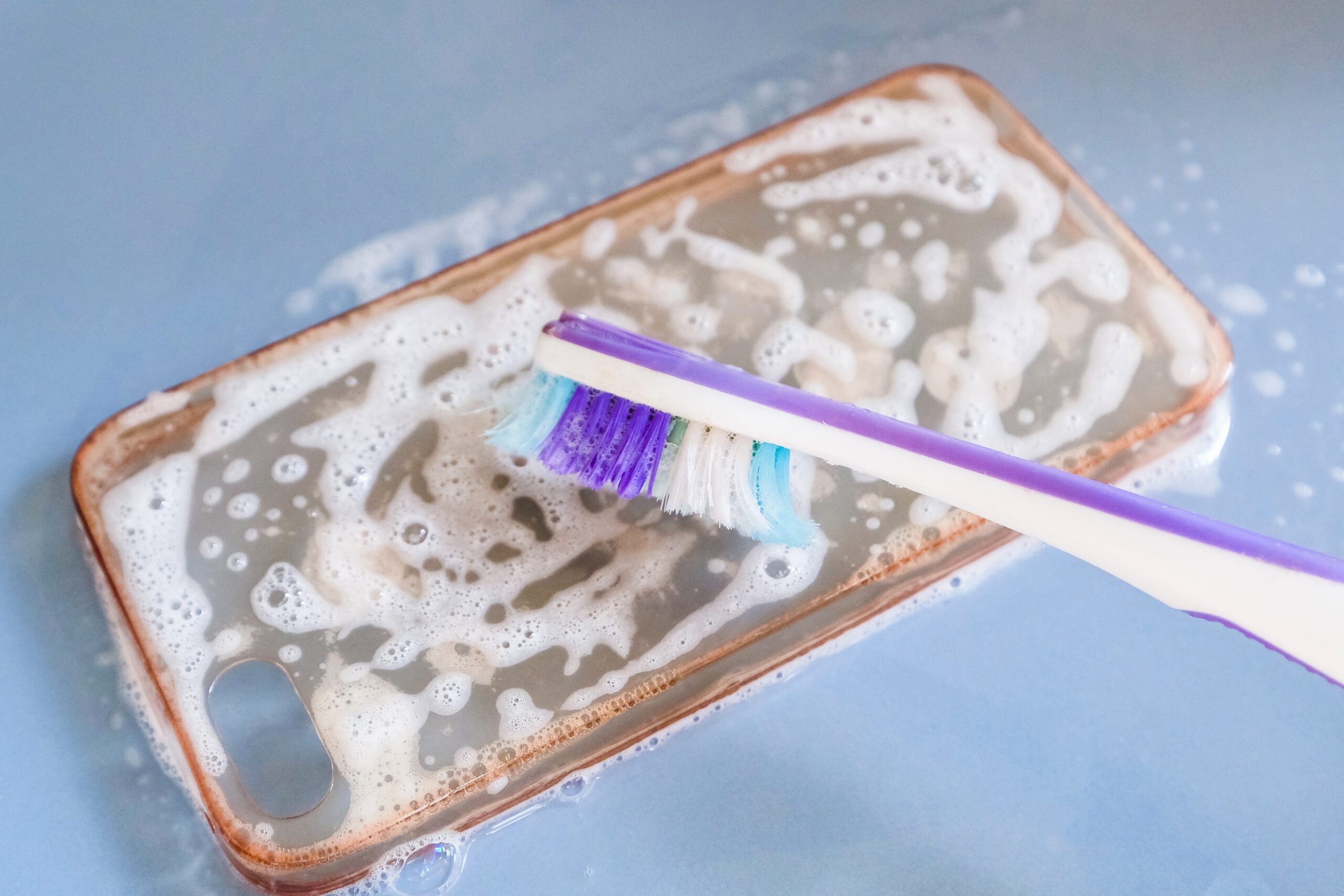 Как отмыть чехол от клея. Зубная паста и телефон. Очистить прозрачный чехол. На щетке пена зубной. Чехол для зубной пасты.