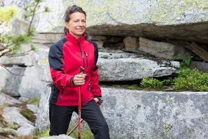 Frau betreibt Nordic Walking 