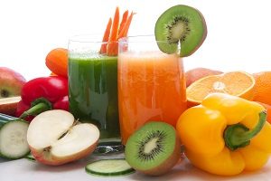 Zwei Smoothies, drum herum viel Obst und Gemüse