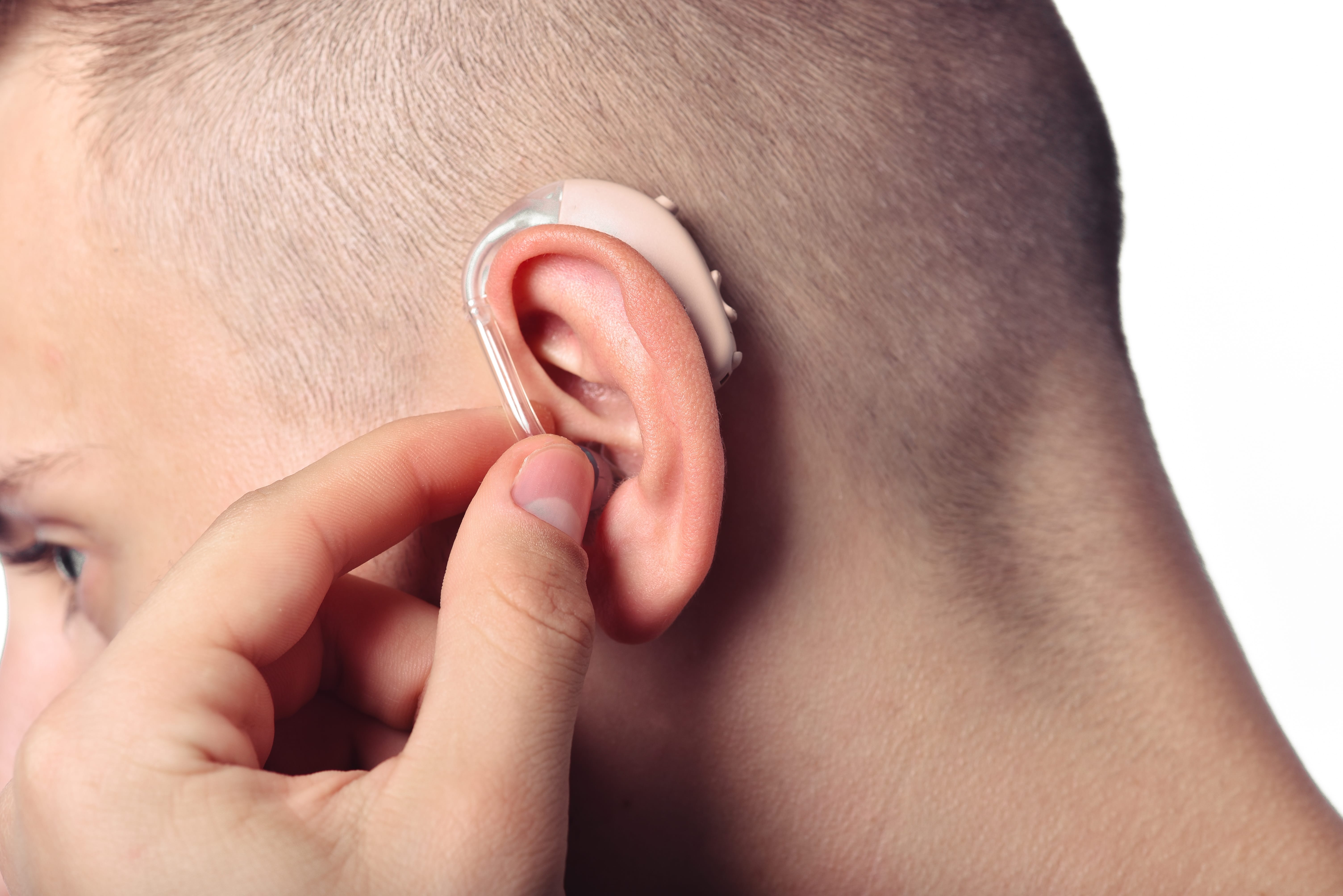 Качественные слуховые аппараты. Заушные слуховые аппараты (BTE). Hearing Aid слуховой аппарат. Ушной протез для слуха.