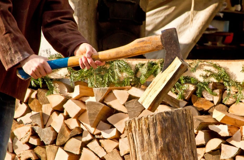 Holz mit der Axt spalten - Diese 5 Sicherheitsregeln gilt es zu beachten