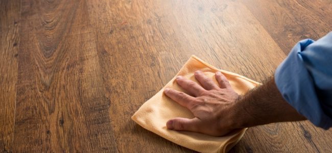 Holz polieren: Anleitung für glänzendes Holz