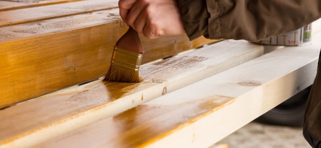 Holz wetterfest machen: Verschiedene Methoden im Überblick