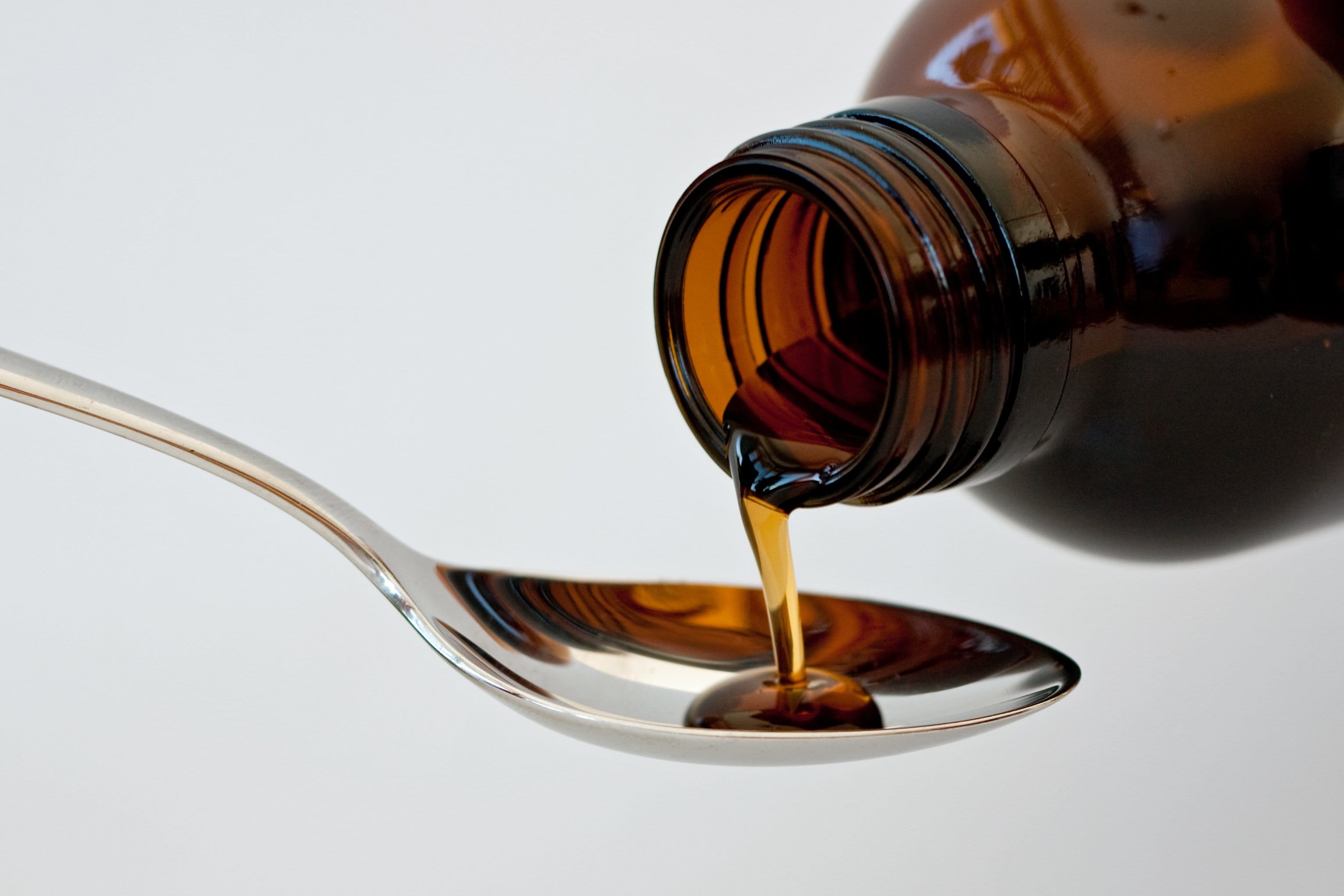 микстура от кашля для взрос жидкая. микстура сироп. сироп лечебный. сироп лекарственная форма. сироп в ложке.