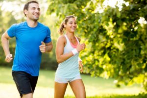 ein mann und eine frau beim joggen