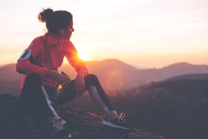 Joggerin macht auf einem Berg Pause