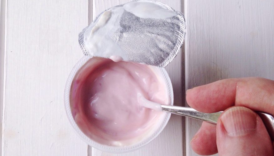 https://www.haushaltstipps.net/wp-content/uploads/joghurt-alzheimer Führt das Joghurtdeckel Ablecken zu Alzheimer?