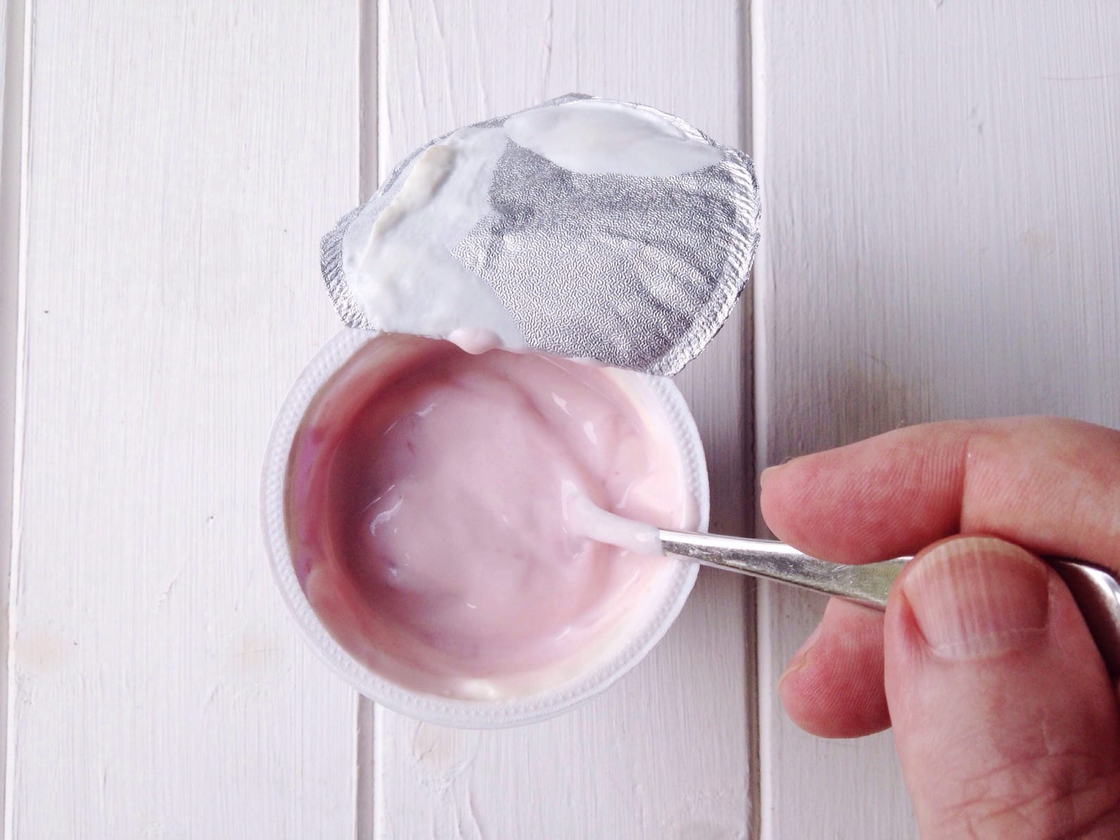 https://www.haushaltstipps.net/wp-content/uploads/joghurt-alzheimer Führt das Joghurtdeckel Ablecken zu Alzheimer?
