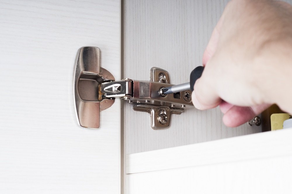 Schranktüren richtig einstellen: Anleitung zum Justieren der Scharniere