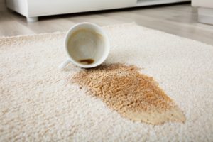 kaffeefleck auf einem weißen teppich