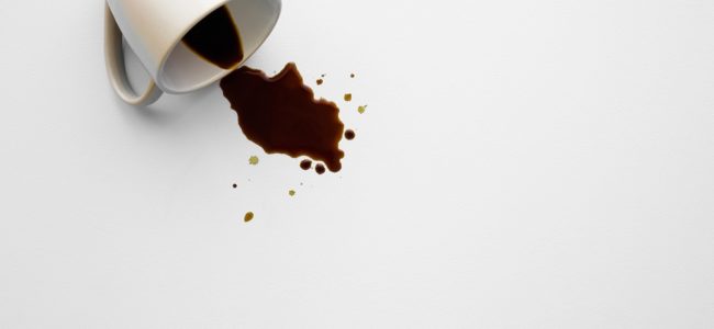 Kaffeeflecken entfernen: So gelingt es bei Teppich, Wand und Kleidung