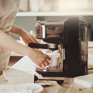 frau bereitet kaffee zu