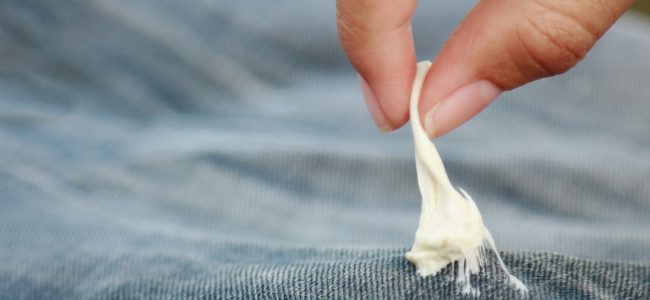 Kaugummi aus der Kleidung entfernen: Mit diesen Hausmitteln und Tipps gelingt es kinderleicht