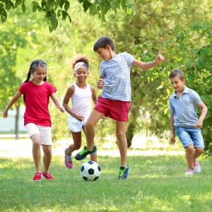 kinder beim fussballspielen