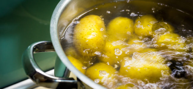 Kartoffelwasser verwenden: Das Hausmittel gegen Sodbrennen, Unkraut & Co.?