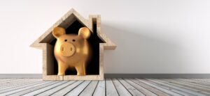 goldenes sparschwein in holzhaus