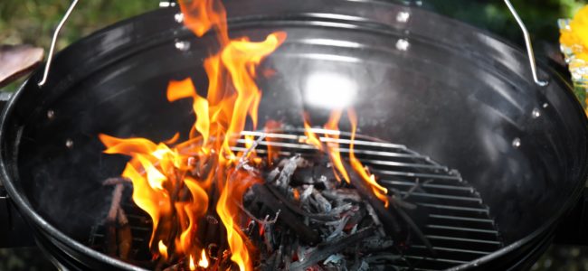 Grill anzünden: Tipps zum richtigen Befeuern von Kohle- und Gasgrill