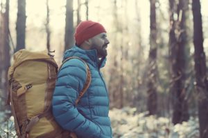 mann in kunstfaserjacke bei einer winterwanderung