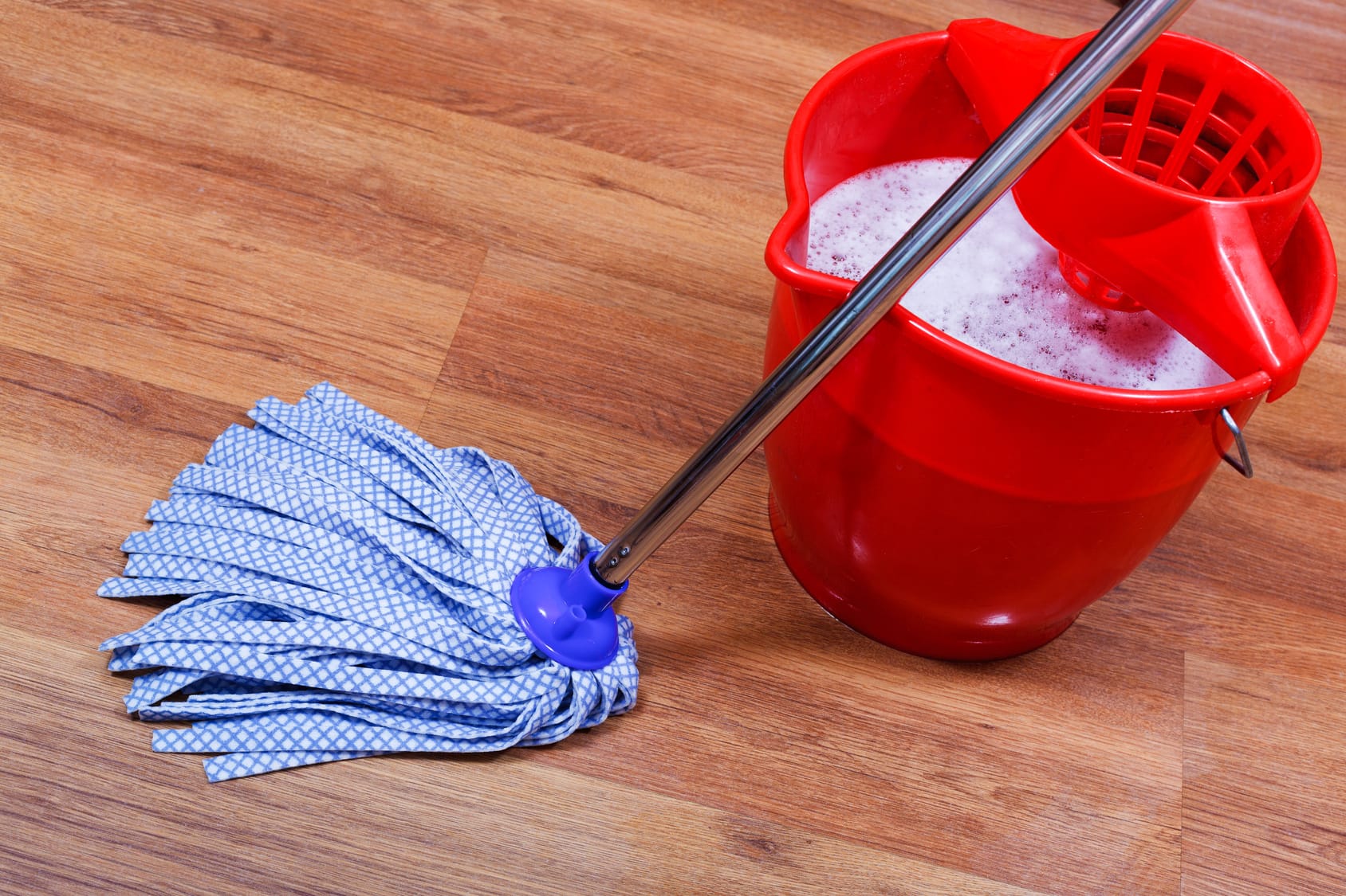 Laminat streifenfrei wischen – Anleitung und Tipps zur Reinigung