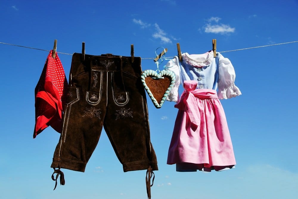 Lederhose reinigen: zuverlässig Flecken und Gerüche entfernen