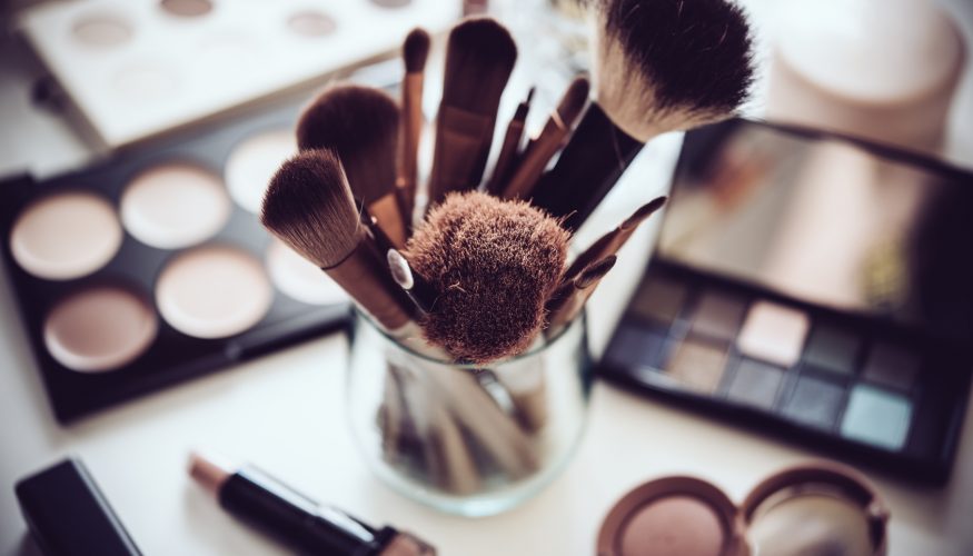 https://www.haushaltstipps.net/wp-content/uploads/make-up-flecken Make Up Flecken entfernen – 9 Tipps & Tricks!