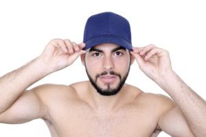 ein mann traegt ein blaues basecap