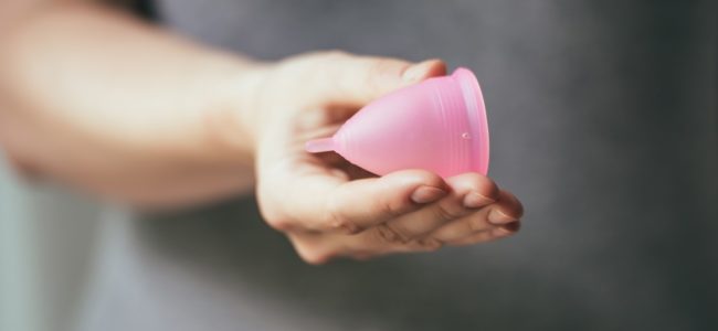 Menstruationstasse einsetzen: Das ist zu beachten