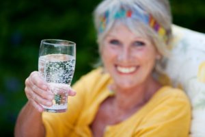 glas mineralwasser mit kohlensaeure