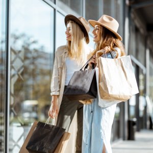 frauen beim shoppen