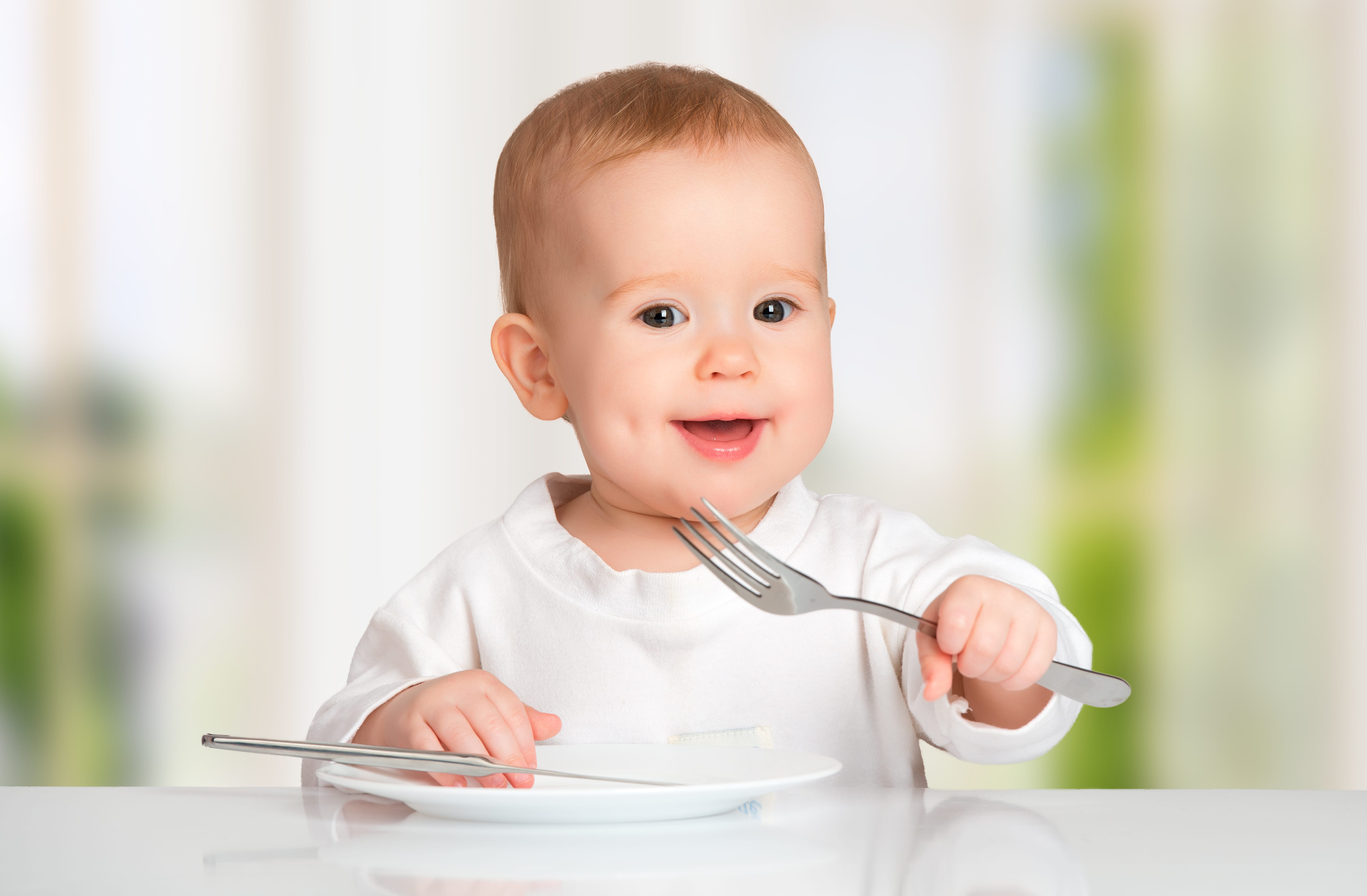 Wie Kinder mit Besteck essen lernen – 4 Tipps & Tricks!