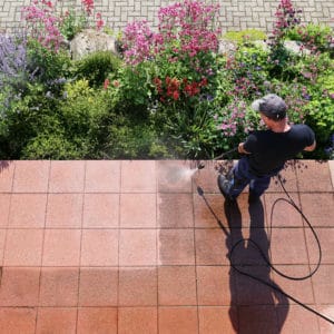 terrasse wird mit hochdruckreiniger gesaeubert