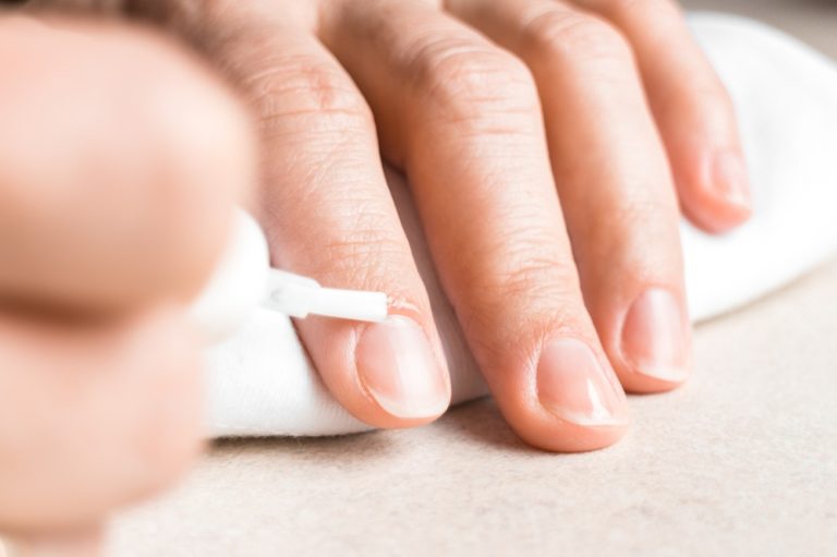 Nagelhaut pflegen: Mittel & Methoden gegen rissige und trockene ...