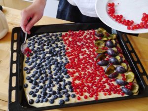 ein mit verschiedenen fruechten belegter obstkuchen ohne milch