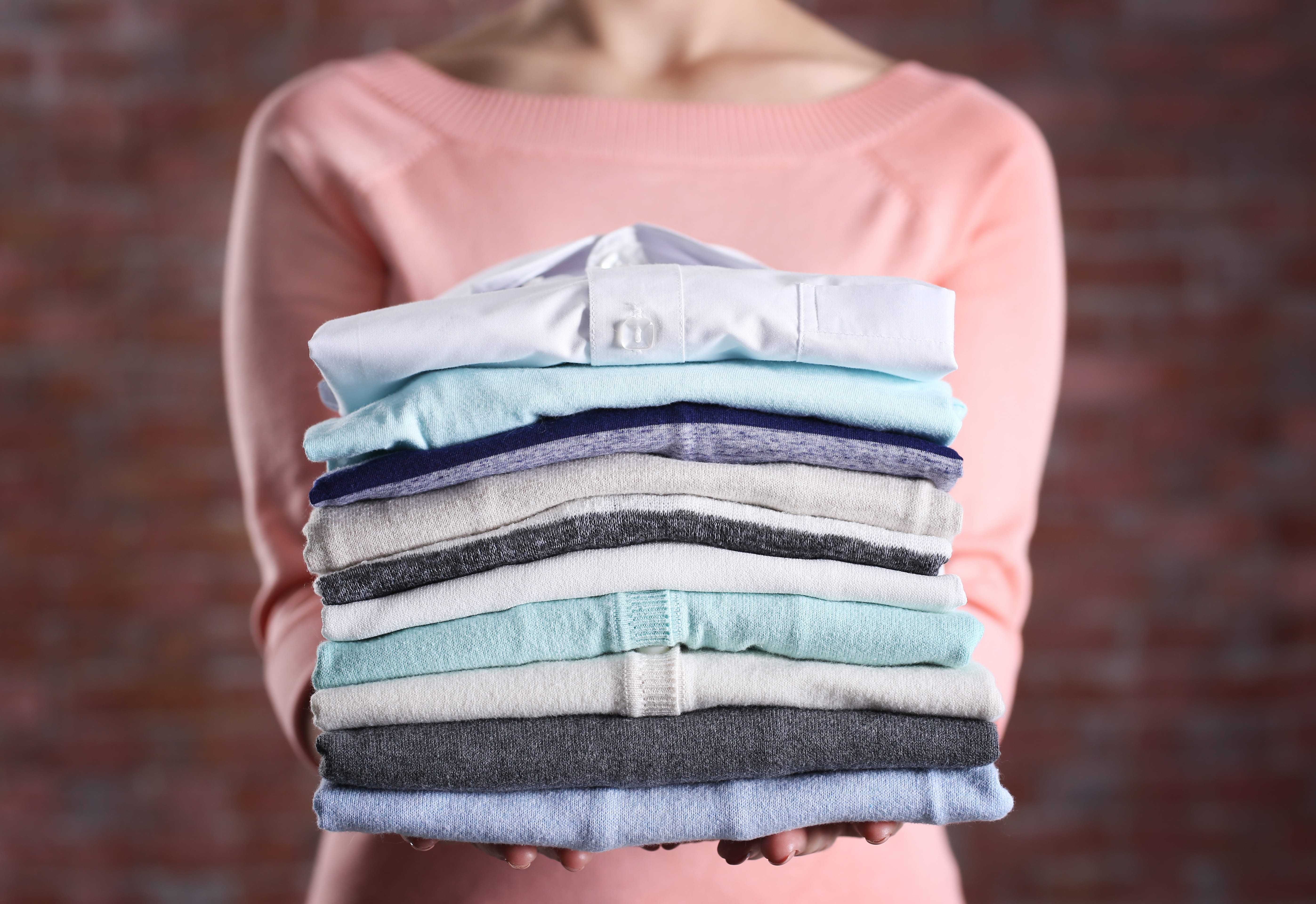 Ohne Bügeleisen bügeln – 3 Tipps für faltenfreie Kleidung