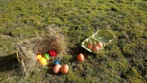 ostereier und ein koerbchen im gras