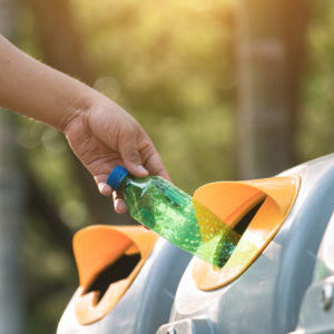 plastikflasche wird weggeschmissen