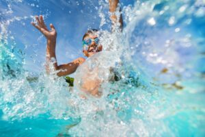 junge planscht im wasser