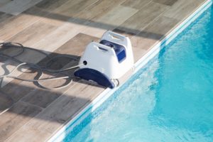 ein poolroboter am rand eines swimming pools