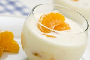 dessertglas mit quark und mandarine