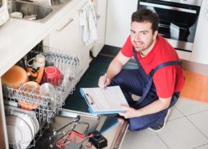 ein mann kalkuliert die kosten fuer die reparatur eines geschirrspuelers