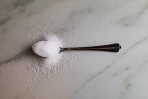 ein teeloeffel salz liegt auf einer marmorplatte