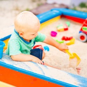 baby spielt im sandkasten