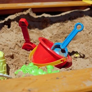 schaufeln im sandkasten