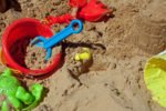 sandkasten mit spielzeug