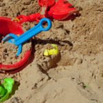 sandkasten mit spielzeug