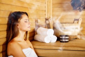 frau entspannt in der sauna