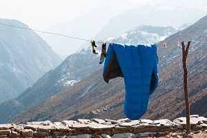 Schlafsack draußen lüften.