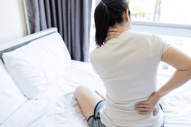 Auf der Seite schlafen 4 Tipps für das passende Bett